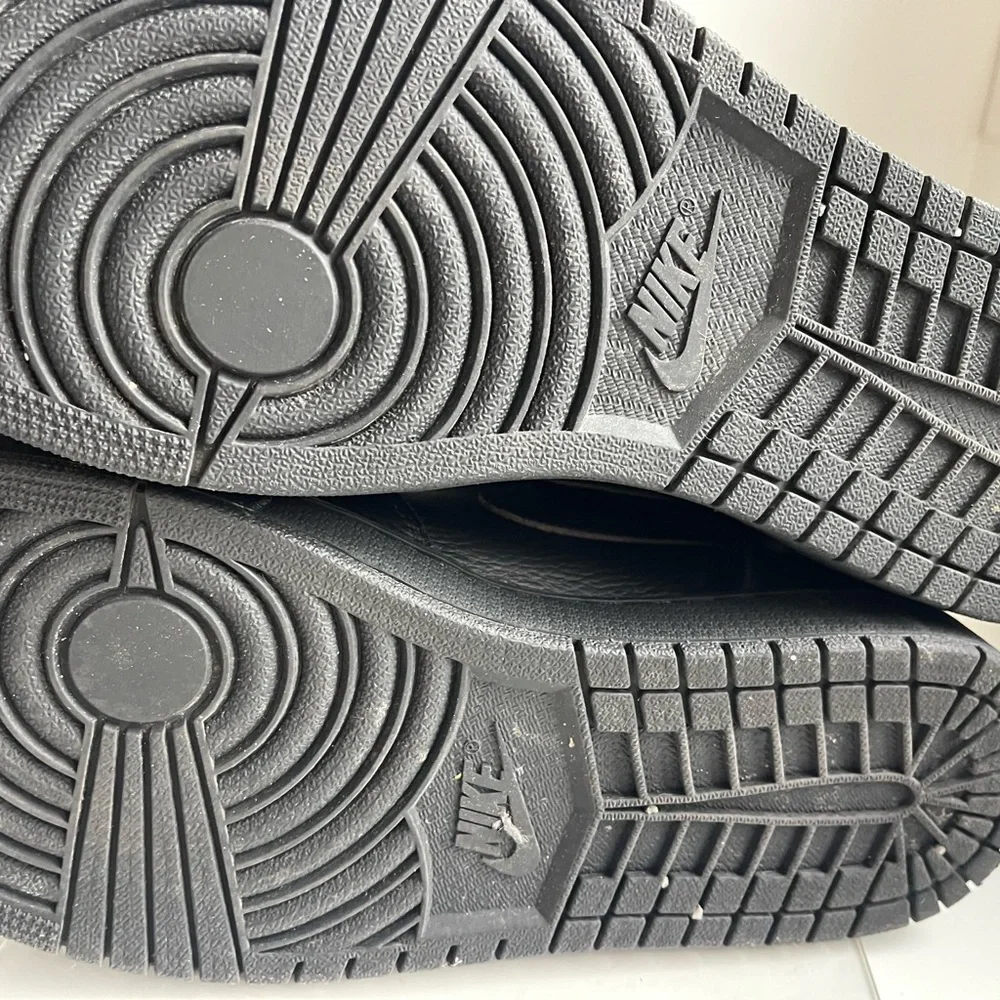 Nike Air Jordan 1 Retro High OG 'Triple Black' sneaker - Picture 3 of 10